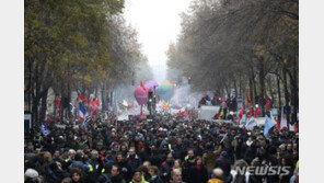 연금개혁 반대 파업에 노란조끼 가세… 프랑스 대혼란