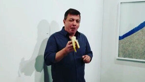 “배고파”…1억4000만 원 바나나 작품 먹어치운 행위예술가