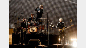 록밴드 U2 “우리 모두 평등해질 때까지는 우리 누구도 평등하지 않다.”