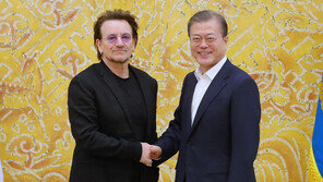 文대통령 “평화의 길에 음악 역할 커”…U2 보노 “한국 발전 진정한 기적”