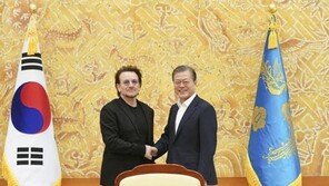 U2 보컬 보노 만난 문 대통령 “평화를 위한 예술의 역할 중요”