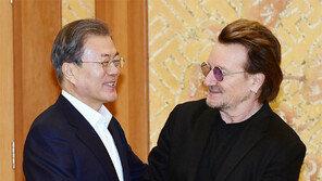 ‘U2’ 보컬 보노 만난 文대통령 “평화의 길에 예술 역할 커”