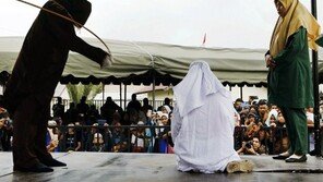 ‘혼외정사’ 걸린 인도네시아 여성, 채찍질 39대 맞고 ‘혼절’