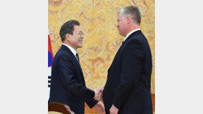 비건 “크리스마스는 신성한 휴일”… 北의 ‘선물’에 강력대응 경고