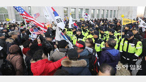 한국당 지지자들 “날치기 반대” 국회 진입 시도