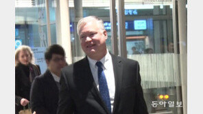 비건, 6월 방한때 판문점서 확성기로 “트럼프, 김정은 만나고 싶어한다” 소리쳐