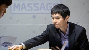 호선은 무리였나…이세돌, AI 한돌과 2국 ‘122수 만에 불계패’