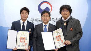 ‘기생충’ 봉준호·송강호, 문화훈장…봉준호 “담담하게 만든 영화”