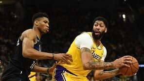 ‘미리보는 파이널’ 야니스의 밀워키, 르브론의 레이커스 격파