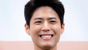 박보검, 팬 위한 크리스마스 노래로 日 오리콘 차트 1위 