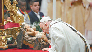 지구촌 곳곳 혼돈의 2019… “해법 찾기를” 교황의 성탄 기도