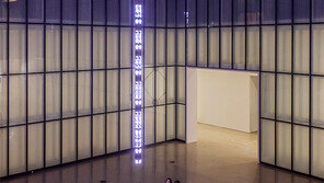 시와 소설이 흘러내리는 전시… 美 제니 홀저 ‘FOR YOU’전