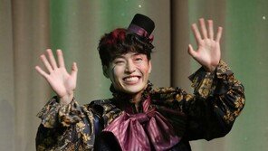 또 달라진 ‘눈깔’…‘환상동화’ 강하늘, 4년만에 연극 복귀