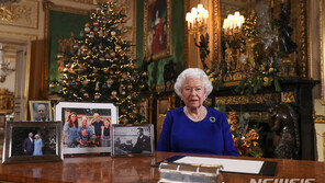 영국 여왕 성탄절 푸른색 의상은 ‘브렉시트 반대’ 메시지?