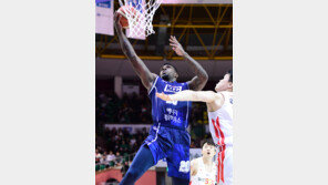 선두 SK 골밑 휘저은 KCC 라건아