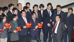 한국당, 의원직 사퇴서 결의…“분노 모아 대오 투쟁할 것”