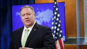 폼페이오 “연말 北 움직임 지켜보고 있다…美, 기존 대북전략 유지” 