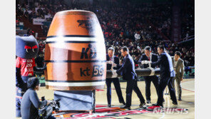 ‘농구영신’ 열기 부산에서도…7833명 관중 다함께 ‘새해 카운트다운’