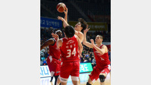 [포토] 안영준 ‘지금은 패스를’