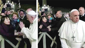 앵그리 교황?… 손 잡아챈 여성에 ‘버럭’