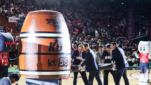 7833명 몰린 ‘농구영신’… KT, 관중석 트고 손님맞이