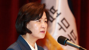 축하 전화 오간 추미애·윤석열…상견례 성사는 언제?