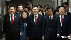 황교안, 1~2월 ‘보수대통합’ 의지 천명…통합 불씨 살릴까