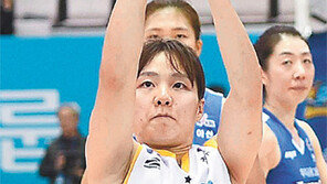 박지수 나갔지만 장거리포 폭발… KB, 강적 우리은행 꺾고 선두로