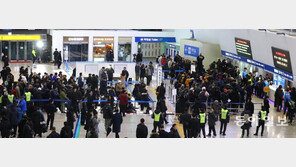 [청계천 옆 사진관]이제는 틈새 공략? 설 열차표 예매 현장 가보니…