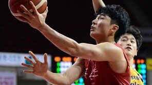 “박지훈·문성곤이 다했다” KGC, 20승 밟아…단독1위