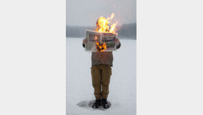 ‘불꽃 같은 뉴스’ 한 컷의 사진으로 풍자