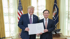 “트럼프, 北완전한 비핵화 달성 한·미 의지 재확인”