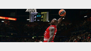 하위권 탈출 위한 LG의 히든카드, ‘급이 달랐던’ 샌더스