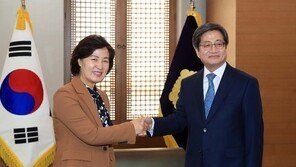 추미애, 김명수 대법원장 첫 방문…방명록엔 “사법응원”