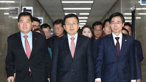 한국당, 전국 당협위원장 일괄사퇴…안상수 등 재입당 허용