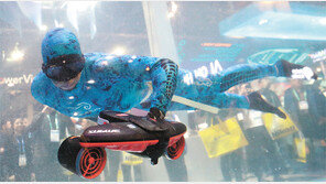 수중 스쿠터 타고 나타난 ‘CES 아쿠아맨’