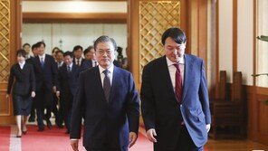 윤석열과 청와대, 거취놓고 ‘긴장의 균형’…누가 먼저 깨나