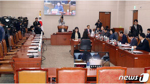 “1·8 대학살, 윤석열 부디 살아남아라”…與불참 법사위, 文·秋 맹공