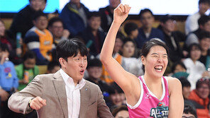 박지수 골반춤… 박지현 떼창… 웃음은 그칠줄 몰랐다