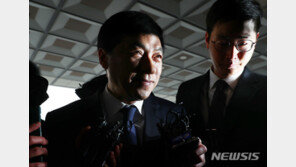 ‘조롱문자 논란’ 이성윤 서울중앙지검장 첫 출근…침묵