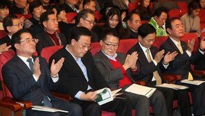 박지원 “추미애·윤석열 만나 풀고 나가야”