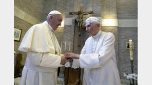 은퇴한 베네딕토 16세 前교황, 프란치스코 교황에 공개 반발 논란