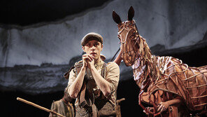 영국 국립극장 ‘워호스’, 13년 만에 국내 상륙