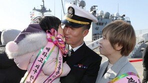 [청계천 옆 사진관]더 튀고 재미있게…‘화환 리본’ 전성시대