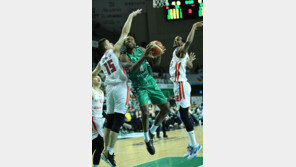 ‘스피드 전쟁’ DB와 SK, 승부는 세트오펜스에서 갈렸다