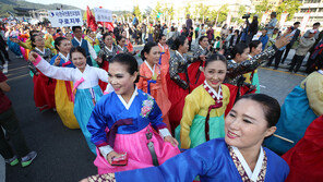 올해부터 한복교복 보급…문체부, 한복진흥 나선다