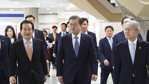 ‘검찰개혁’ 文대통령 긍정평가 45%…‘경제못해’ 부정평가 46%