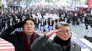 “제명해야” vs “朴뜻 외면”…우리공화당 홍문종-조원진 갈라서