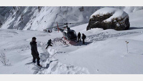 사고 현장 인근 폭설로 갇힌 한국인 트래커 헬기 탈출[청계천 옆 사진관]