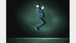 난해한 개념미술 직접 보고 경험하세요… 美작가 게리 힐 설치작품 전